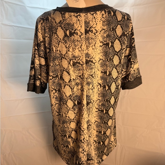 NWT Snakeskin Print Cream and Black Relaxed Graphic Short Sleeve T-Shirt - Picture 2 of 7